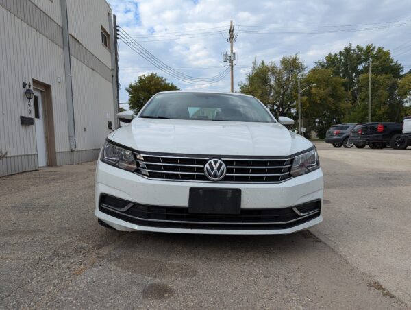 2018 Volkswagen Passat - Image 2