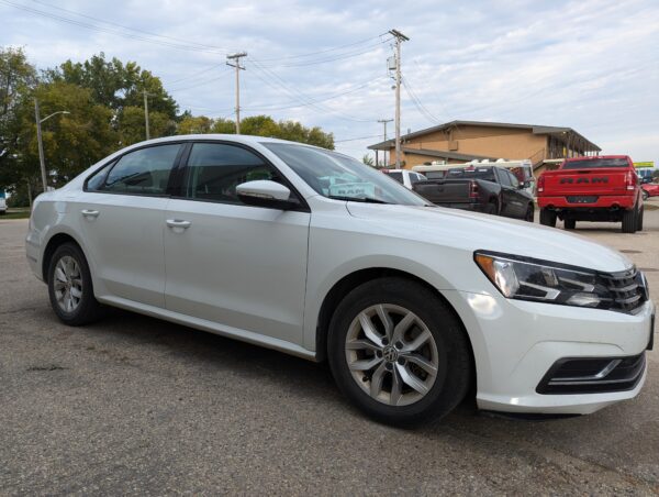 2018 Volkswagen Passat - Image 3