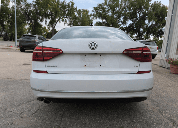 2018 Volkswagen Passat - Image 4