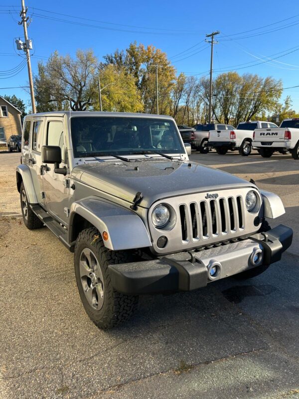 2017 Jeep Wrangler Sahara - Image 4